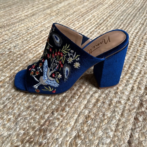 SOLD! Nanette Lepore Blue Velvet Embroidered Mules Size 7.5 - Picture 3 of 9